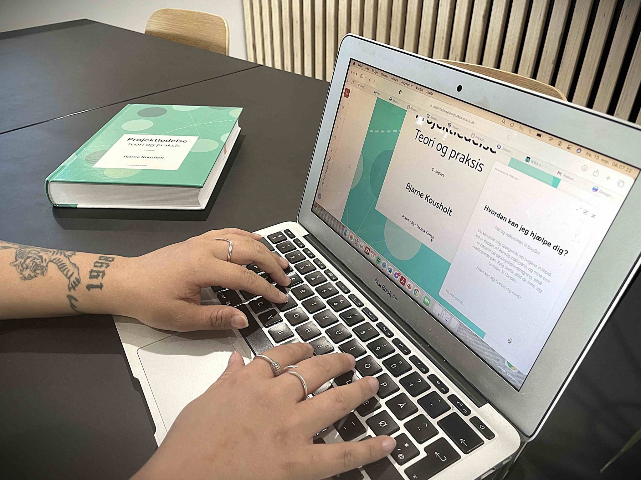Hold i Projektledelse bruger AI som studiemakker.