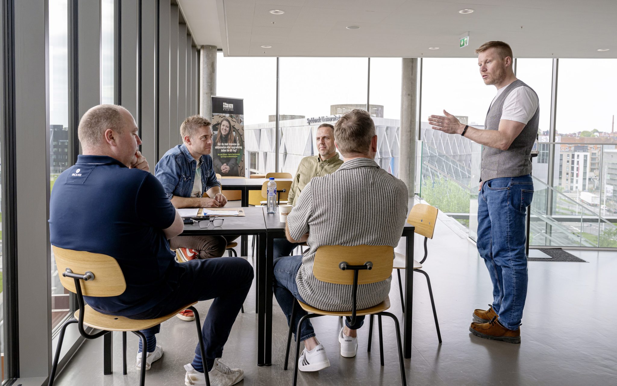 Studerende der får vejledning på 6. etage.