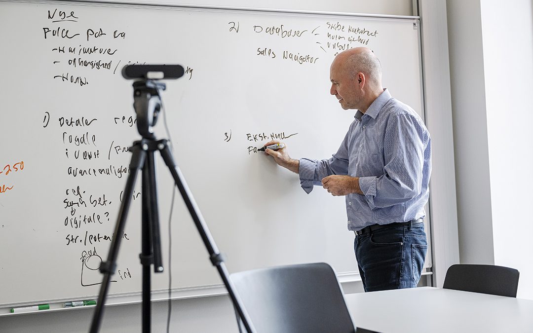 Underviser på online studie - foran et webcam.