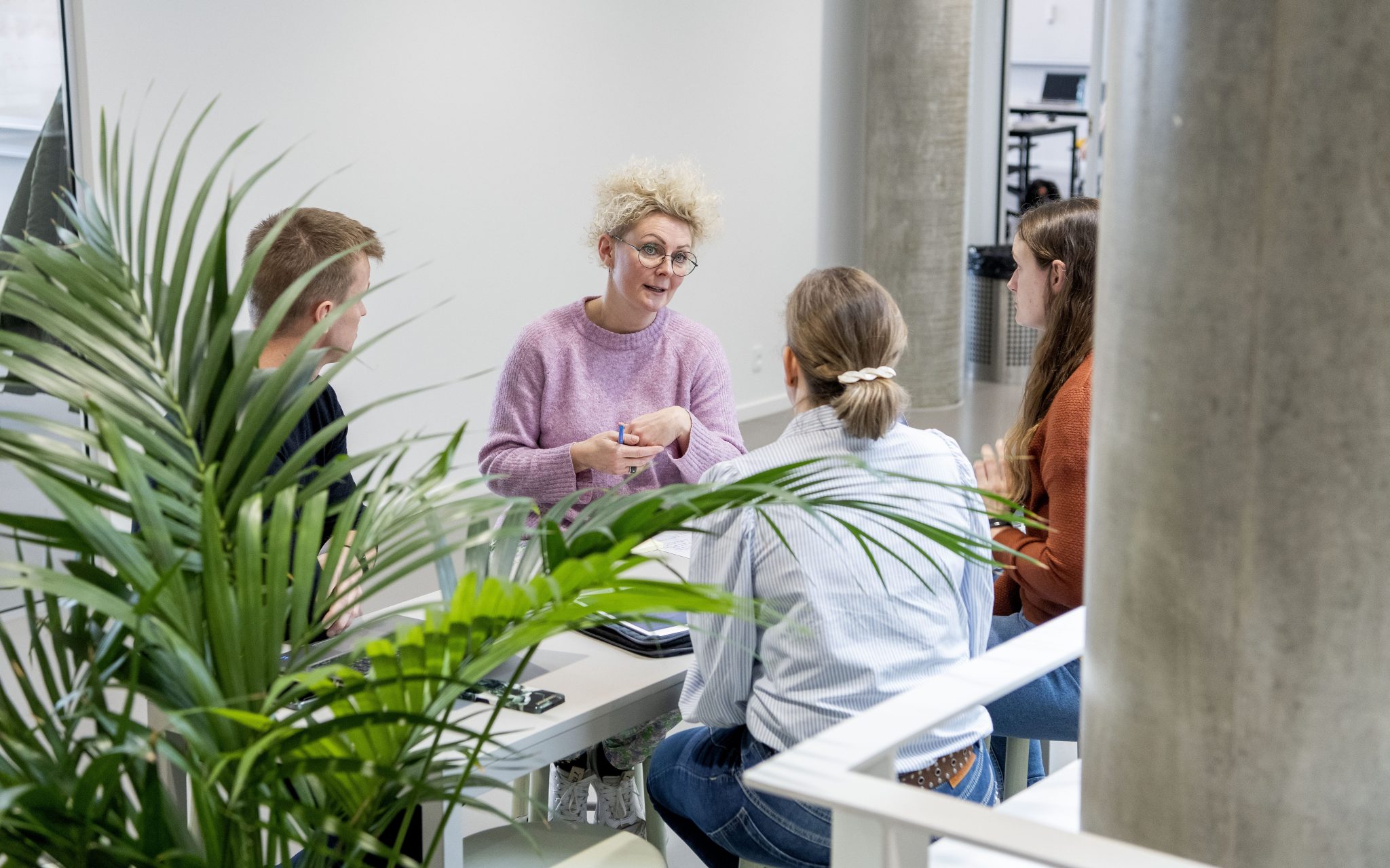 Efteruddannelsesstuderende midt i deres gruppearbejde.