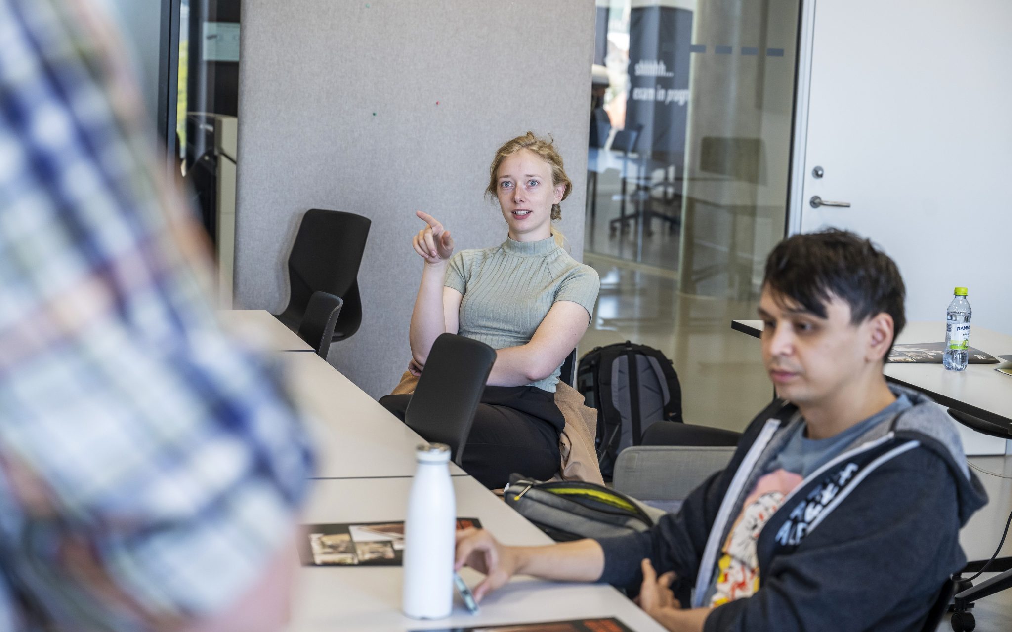 Alexandra der stiller spørgsmål til underviser på it-arkitektur uddannelsen.