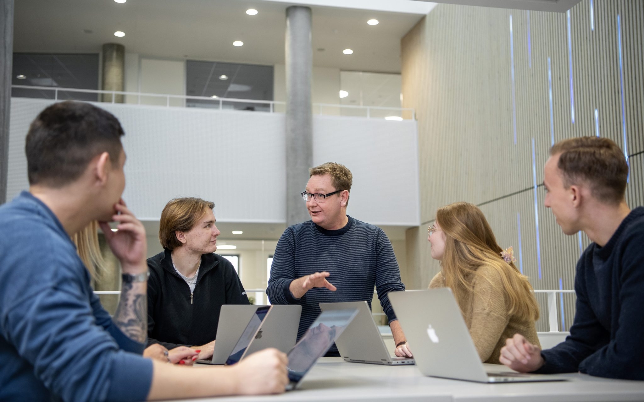 Ivan Hassinggaard sammen med en flok studerende, der er igang med at arbejde.