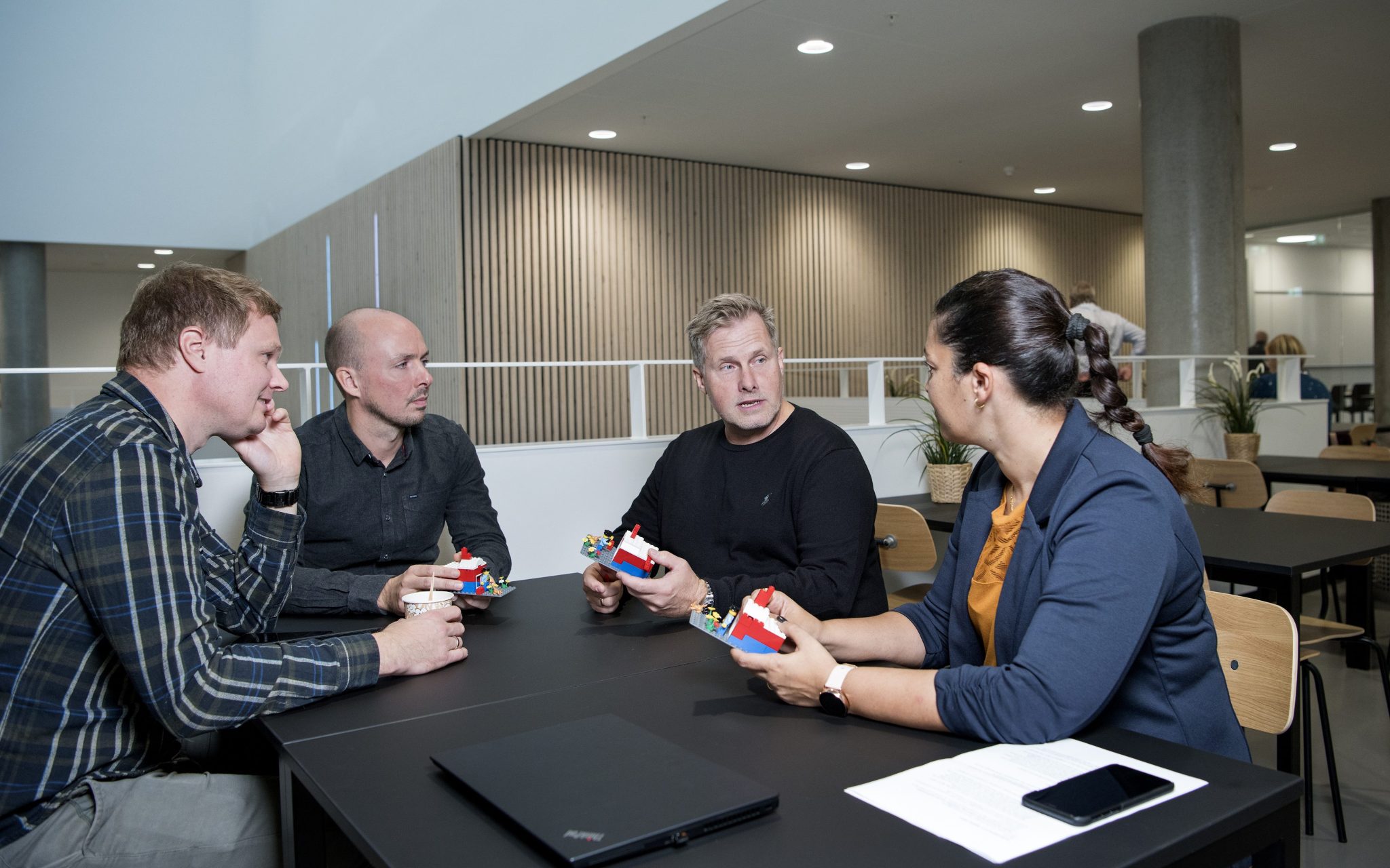 Gruppearbejde på IBA, der bygges med Lego.
