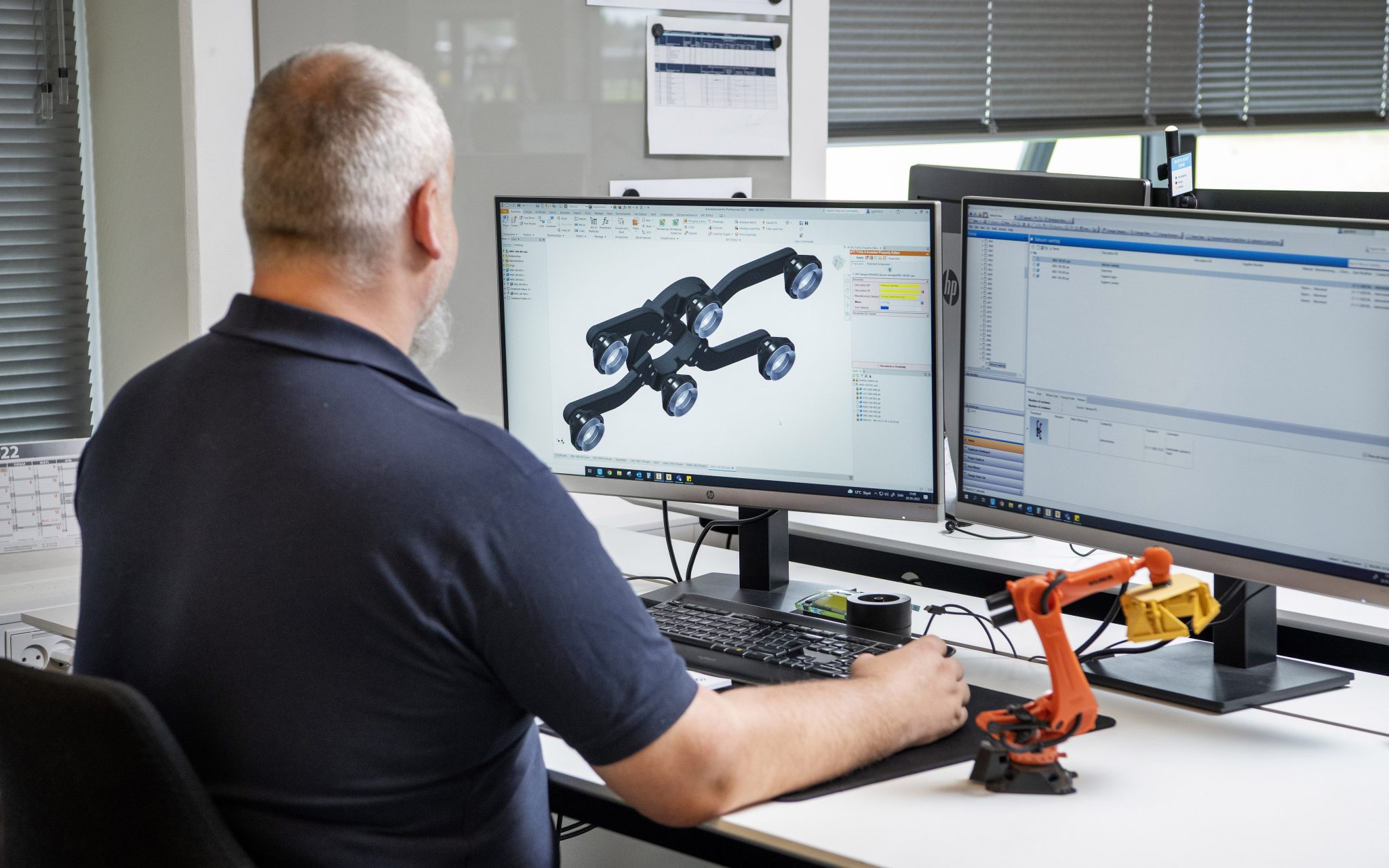 En mand der arbejder i et computerprogram