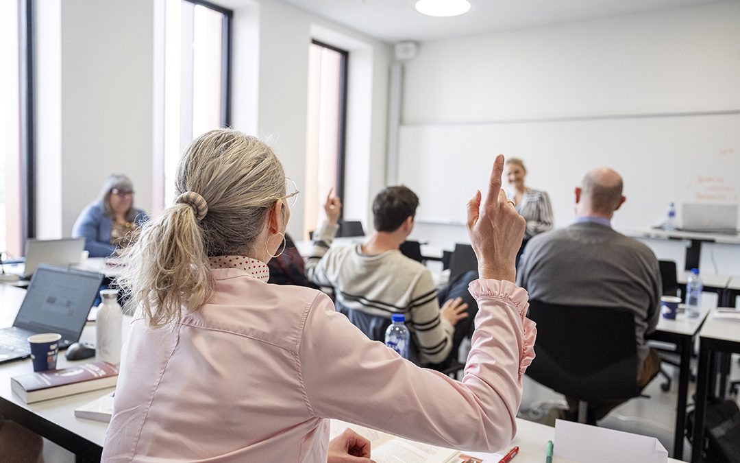 Studerende på IBA's efteruddannelse med fingeren i vejret.
