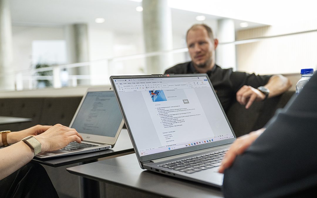 Studerende der arbejder ved deres computer.