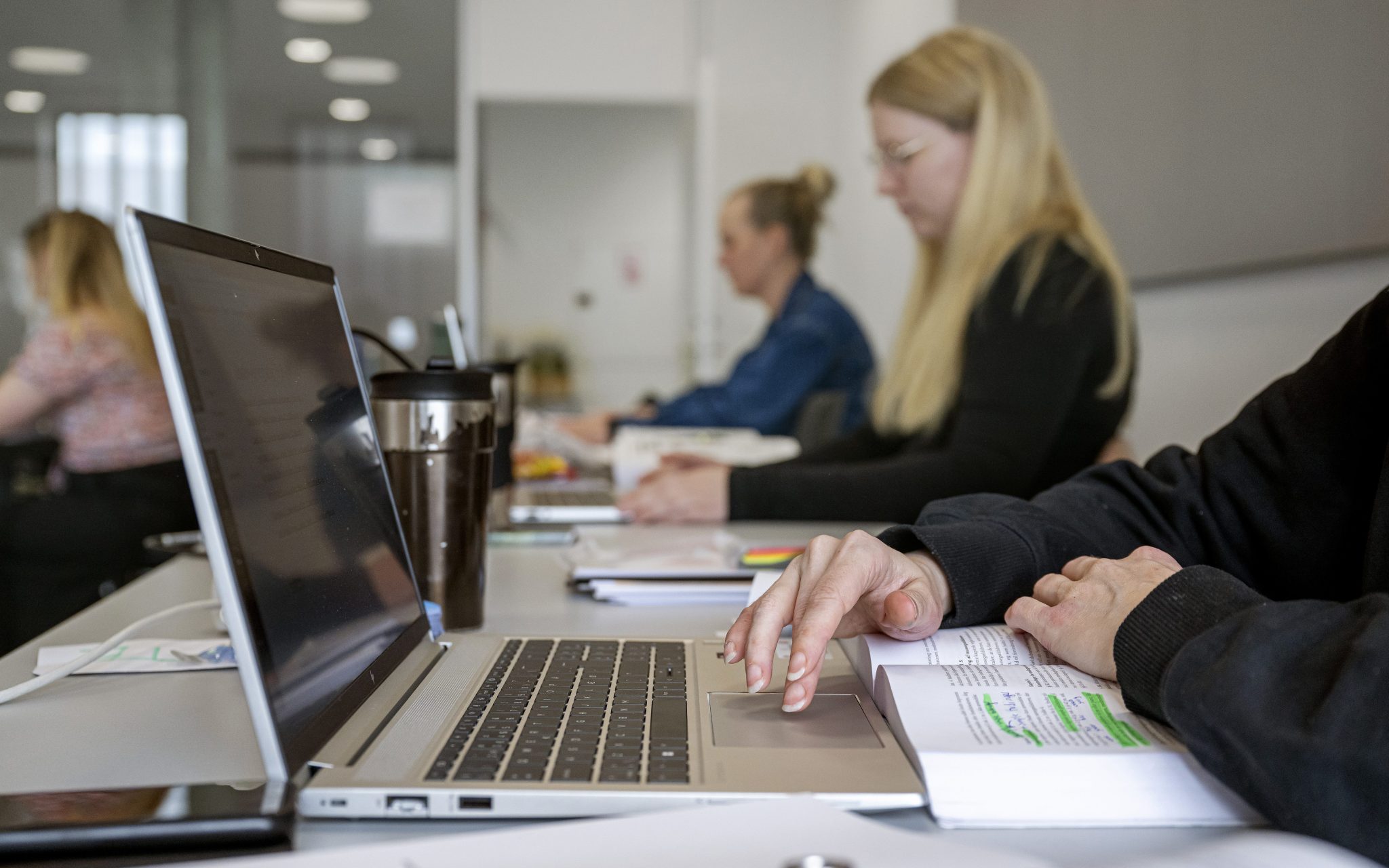 Studerende midt i at arbejde med deres computer.