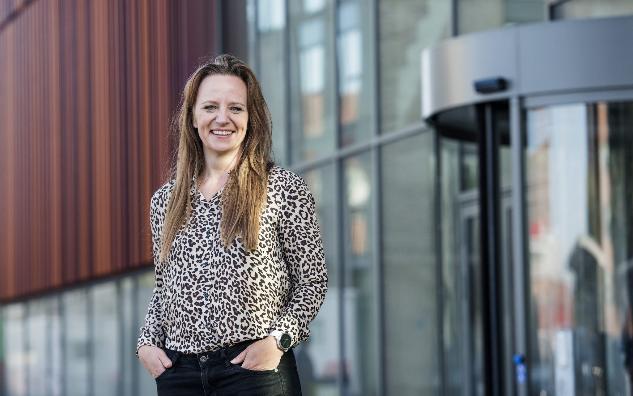 Gitte foran IBA's bygning