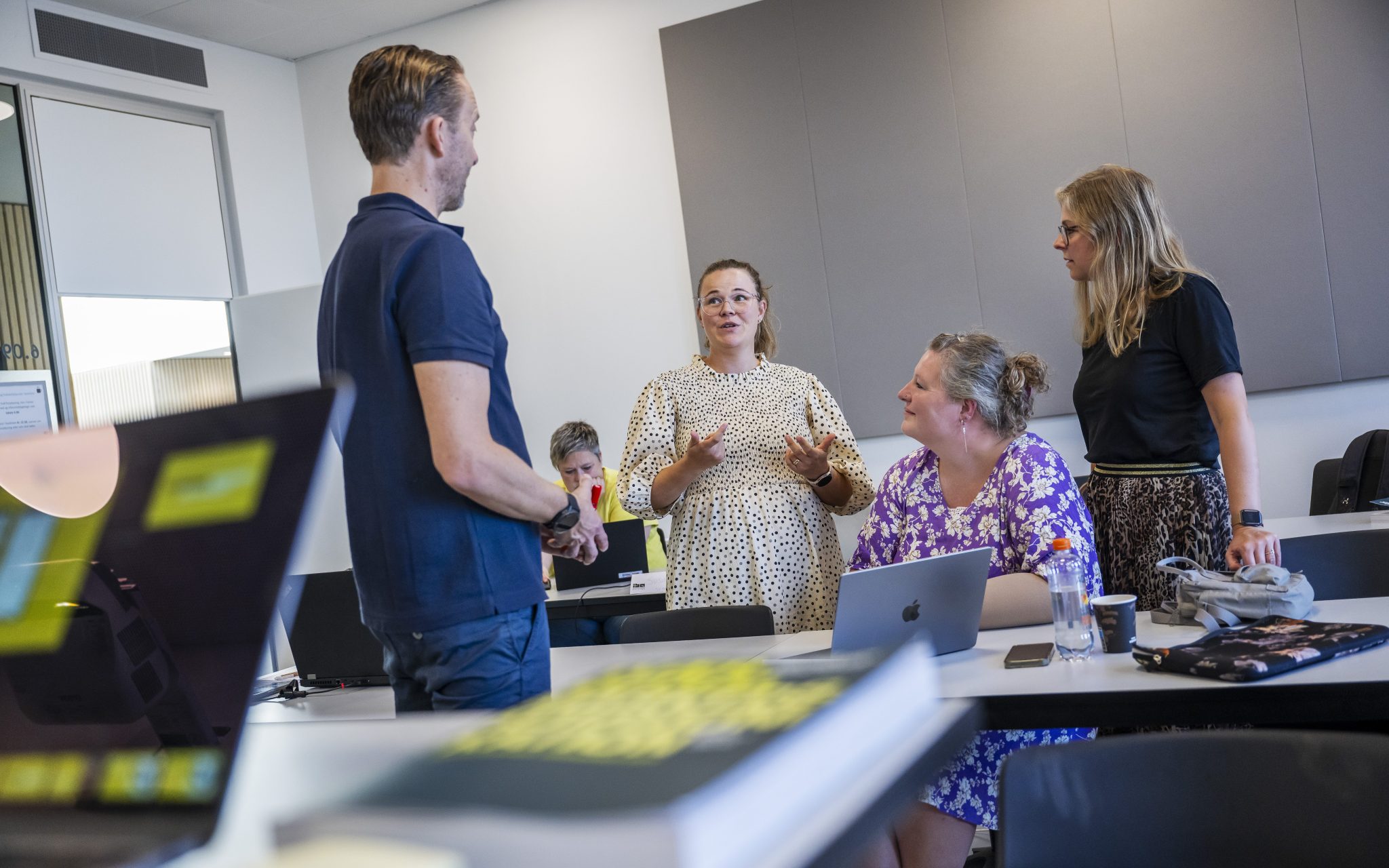 Underviser og studerende i dialog i et klasselokale.