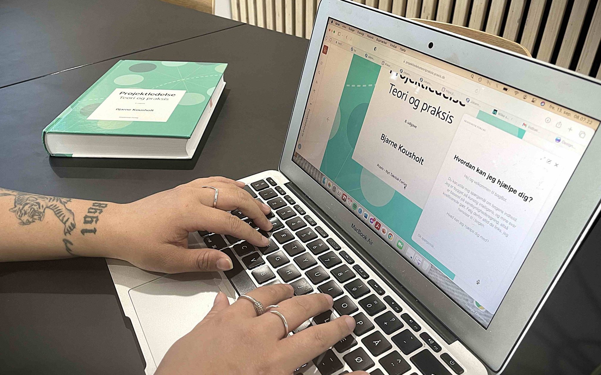 En person der skriver på en computer.