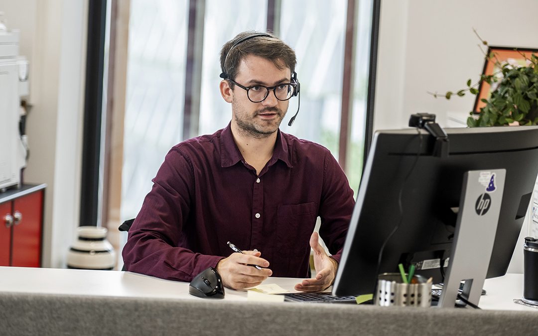 Billede af mand, der sidder foran computeren.