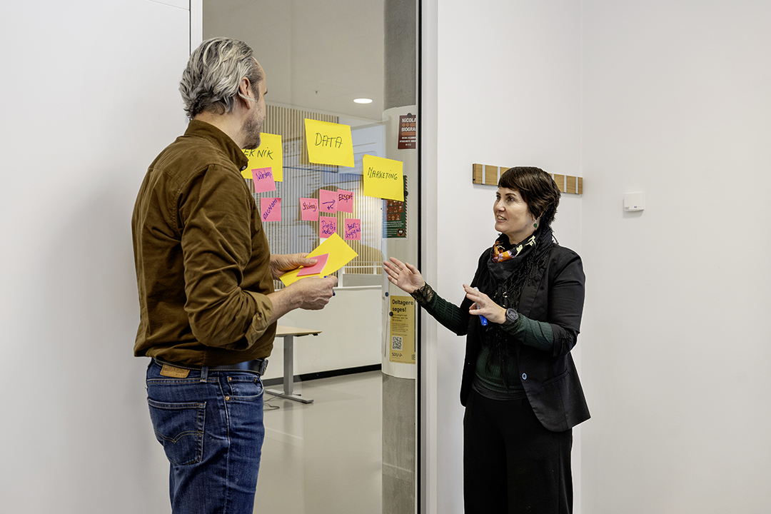 Mikael Rasmussen og Anne Dorthe Larsen, der står og snakker.