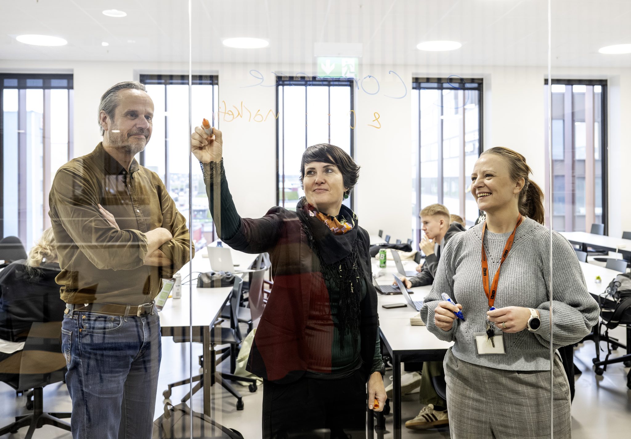 Uddannelseskoordinator Anne Dorthe Larsen (i midten), uddannelseschef Mikael Rasmussen (venstre) og underviser Gitte Reeckmann (højre).