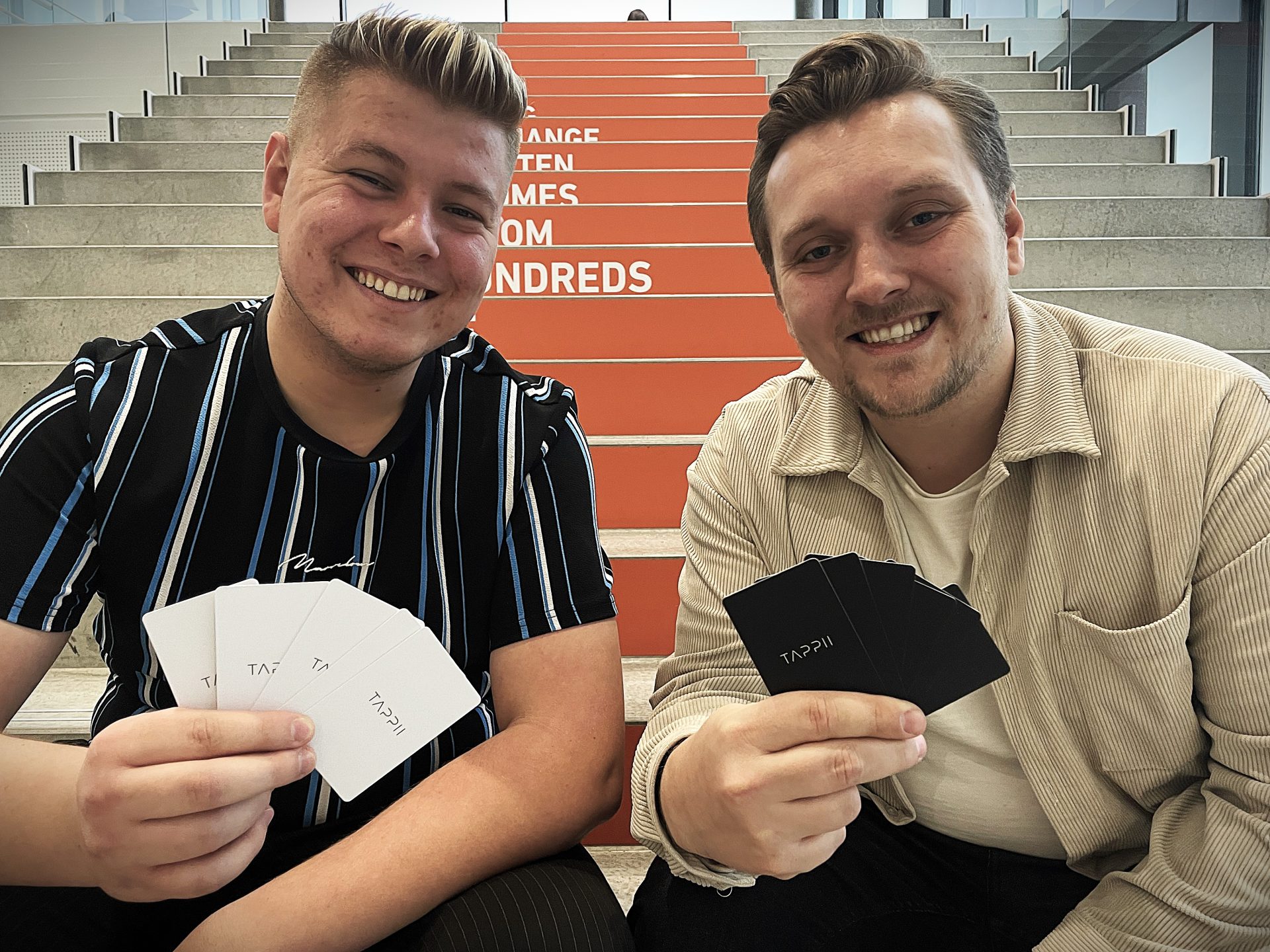 Foto af Lennart og Michael med deres kort