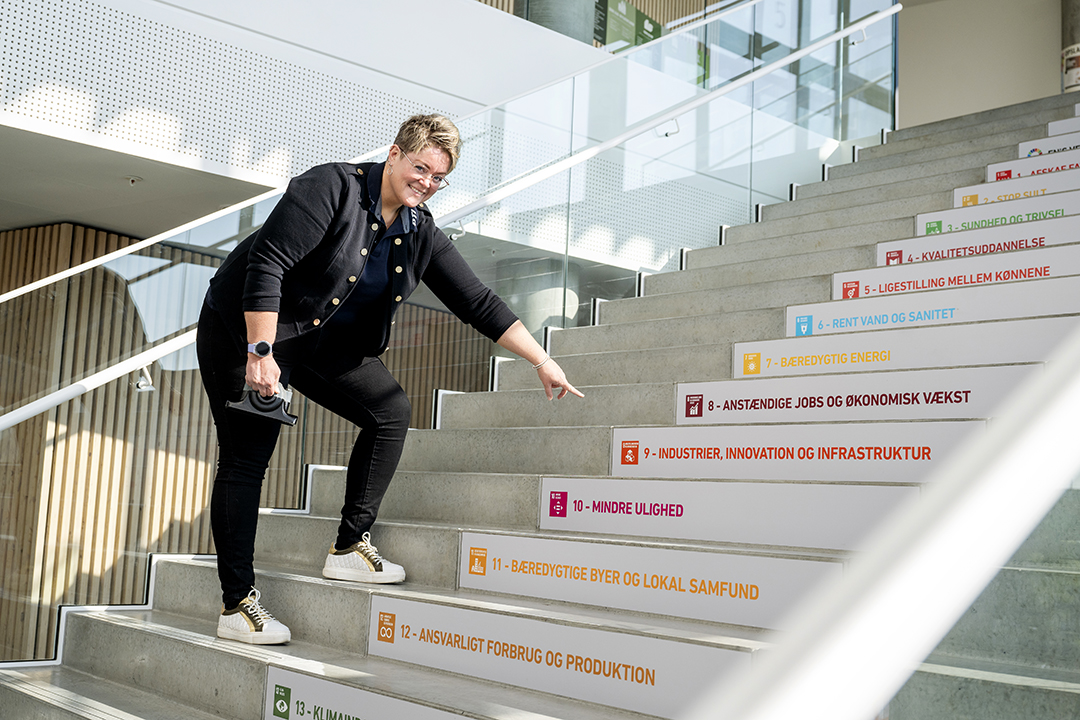 Studerende på trappen på IBA
