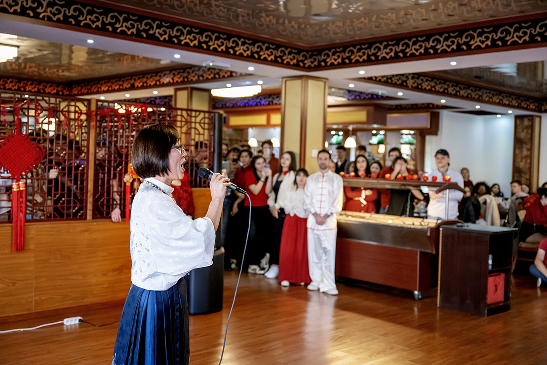 Hongling Mo singing.