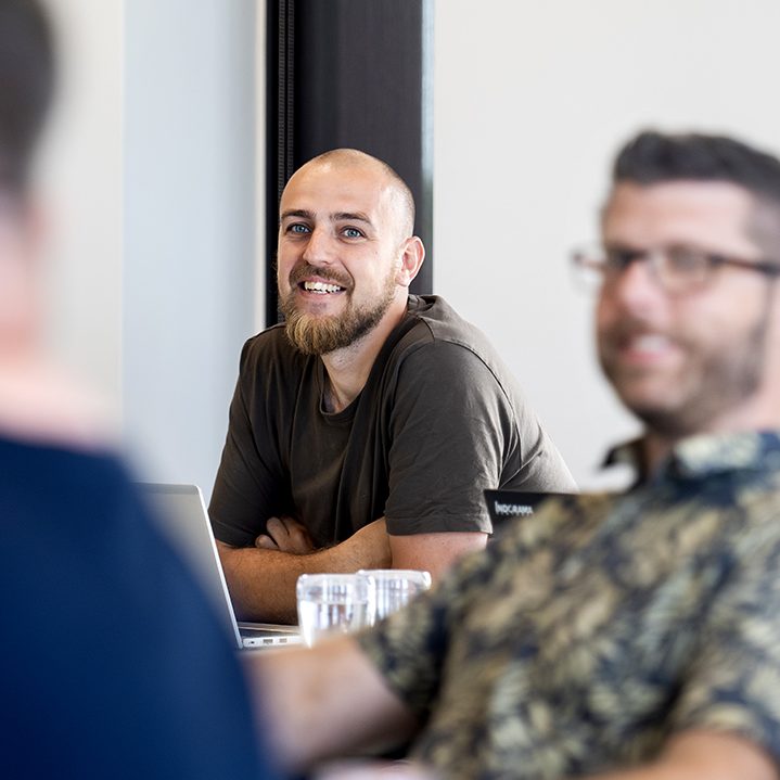Studerende der sidder og lytter til undervisning