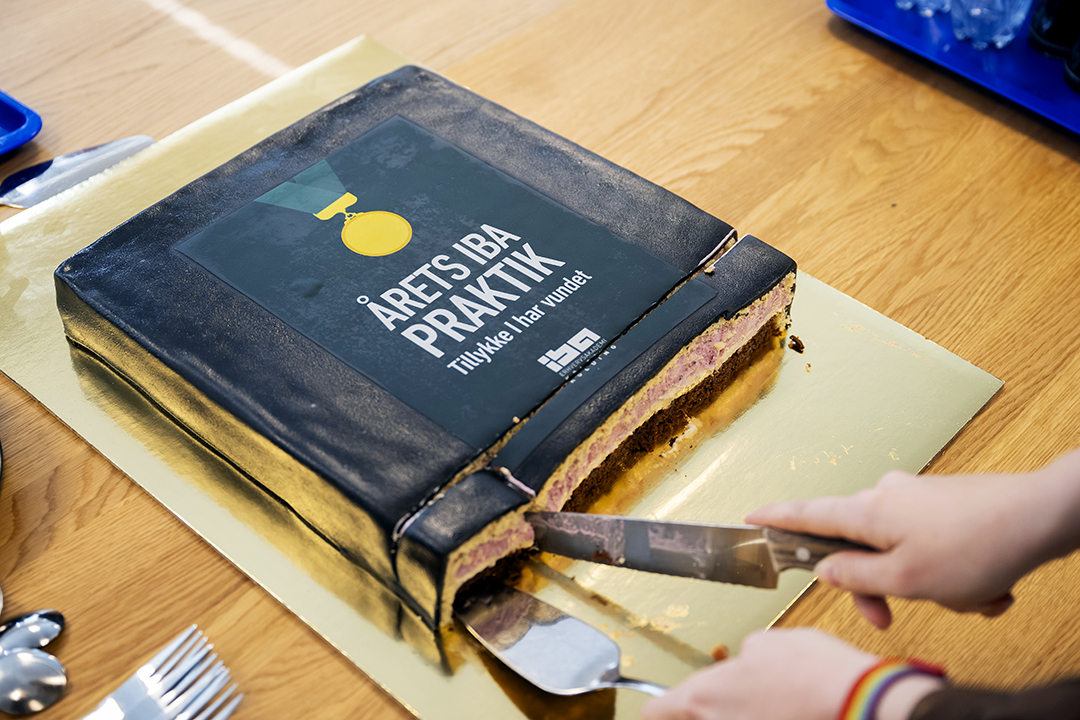Foto af kagen fra Kageriet med teksten "Årets IBA Praktik vinder"