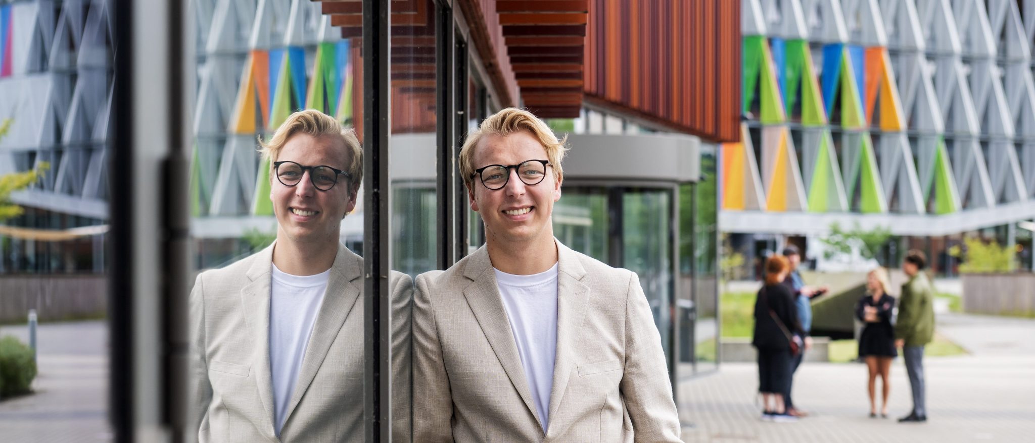 Mads elsker biler og styrer direkte i job hos eksklusivt bilhus