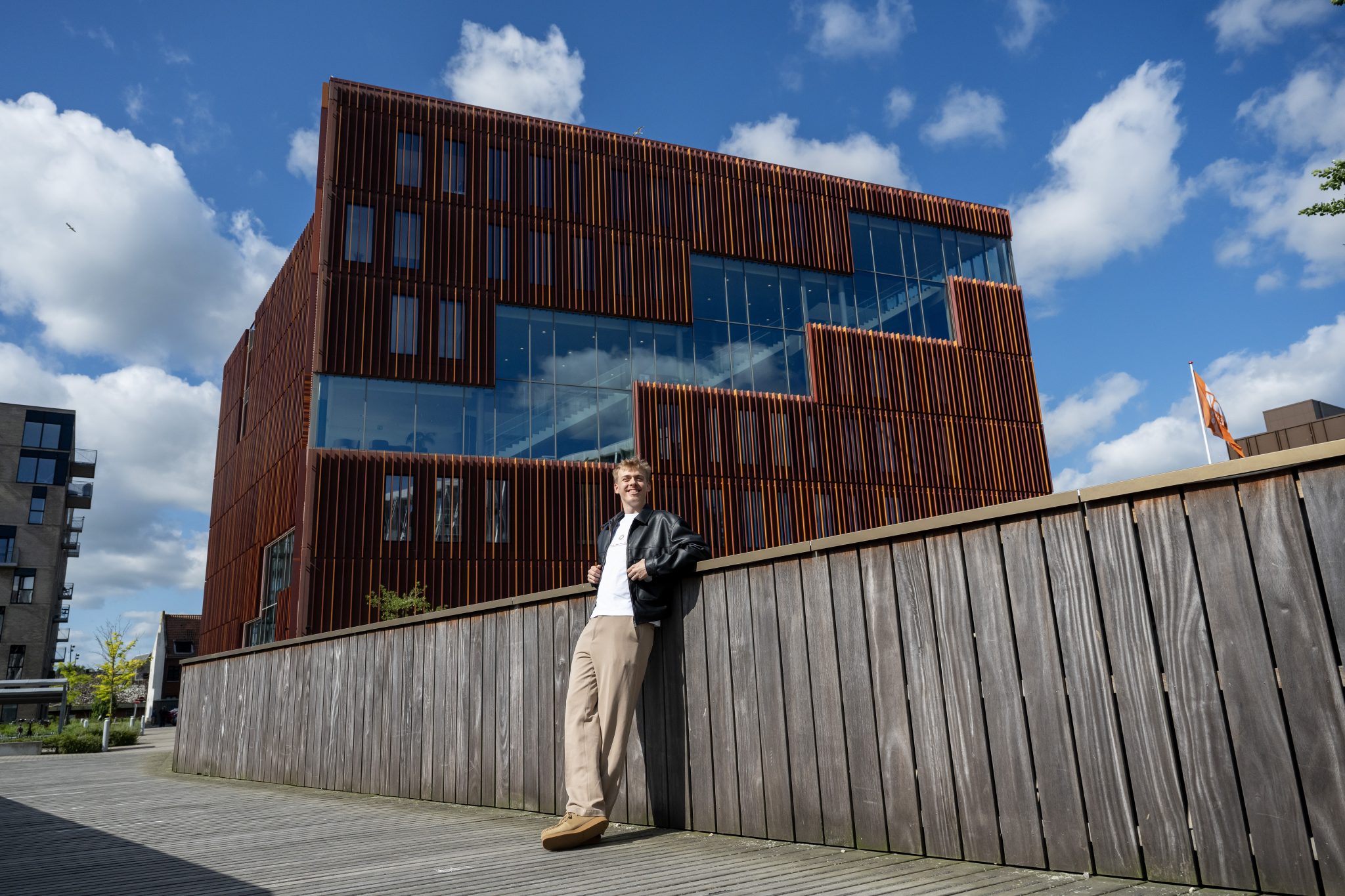 Foto af Thomas foran IBA's bygning