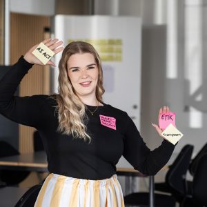 Studerende med stick-it notes på hænderne