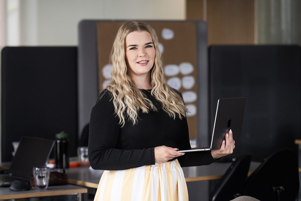 Studerende med en computer i hånden