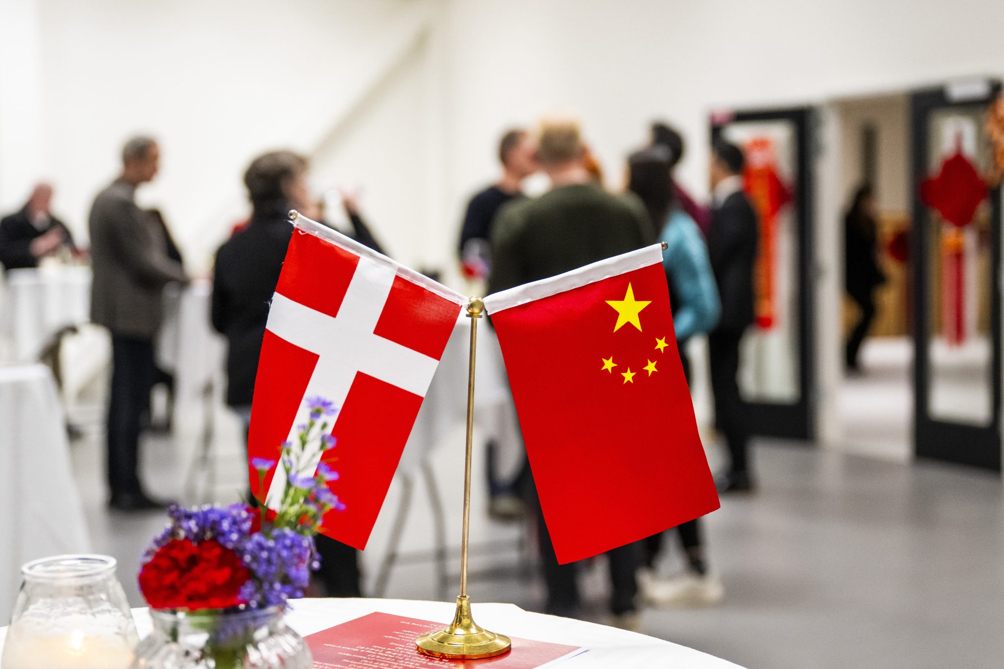 Foto af et kinesisk flag og et dansk flag