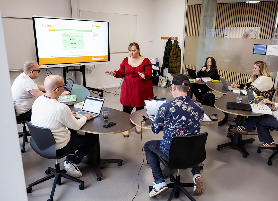Underviser og studerende på IBA
