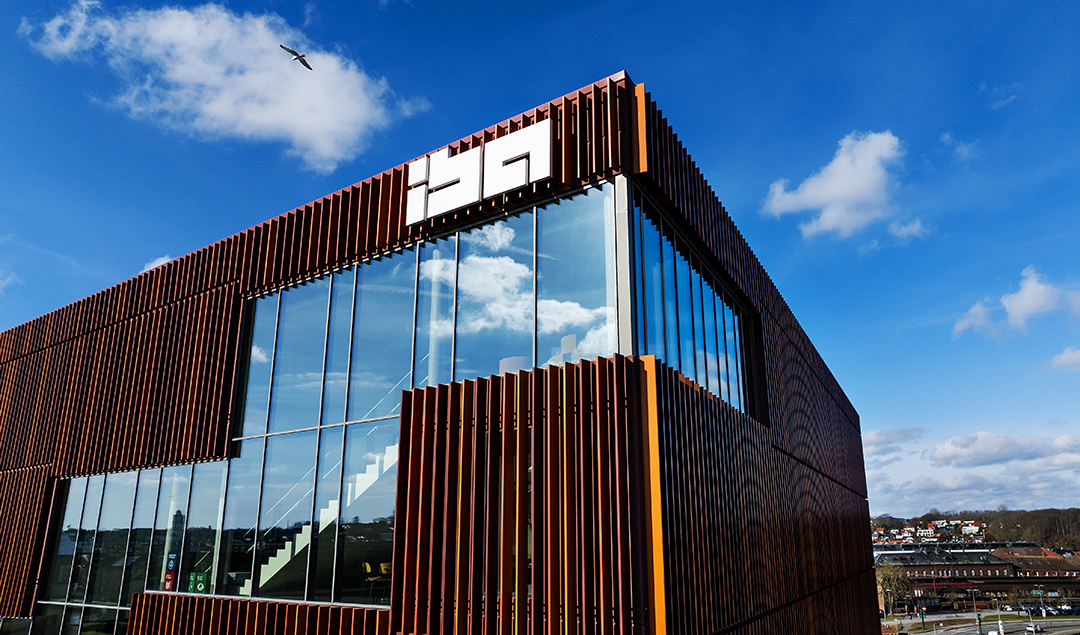 Foto af IBA's bygning med IBA logo