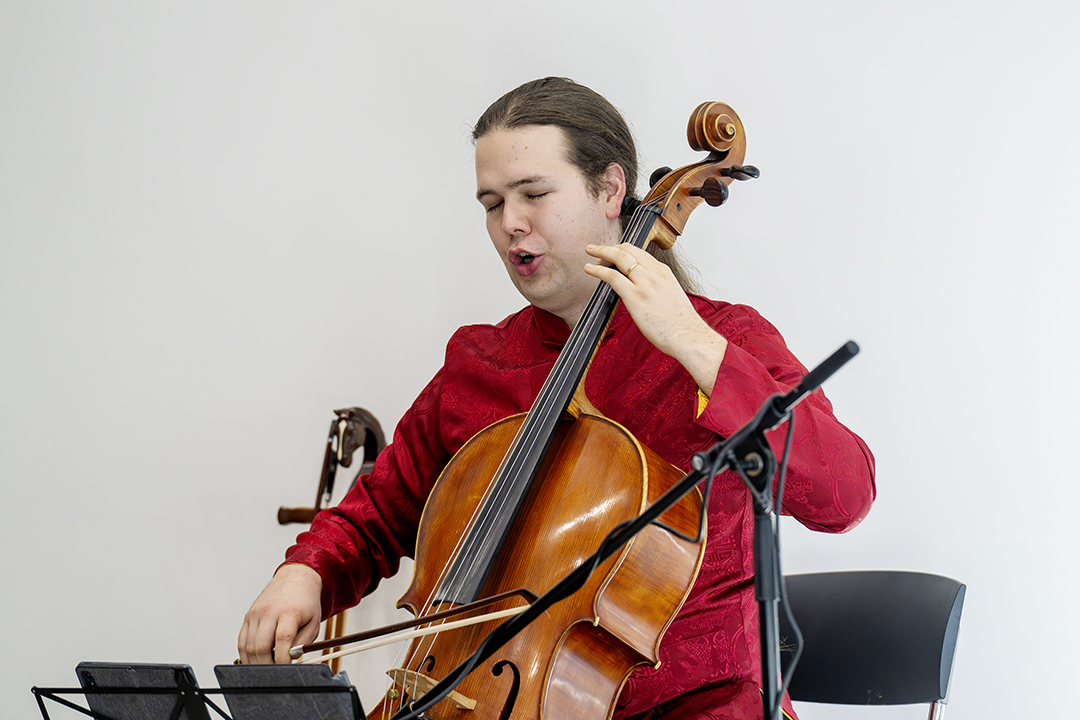 Foto af en mand, der spiller Cello