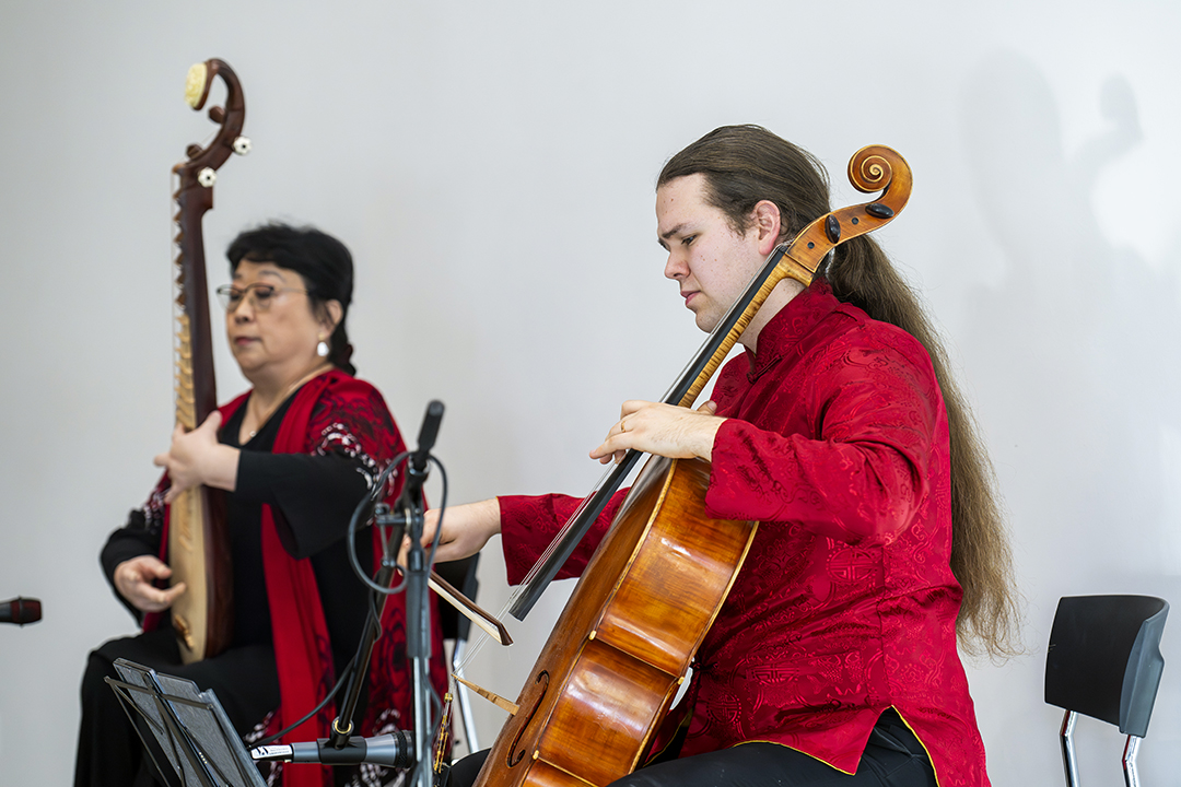 Foto af en mand, der spiller Cello