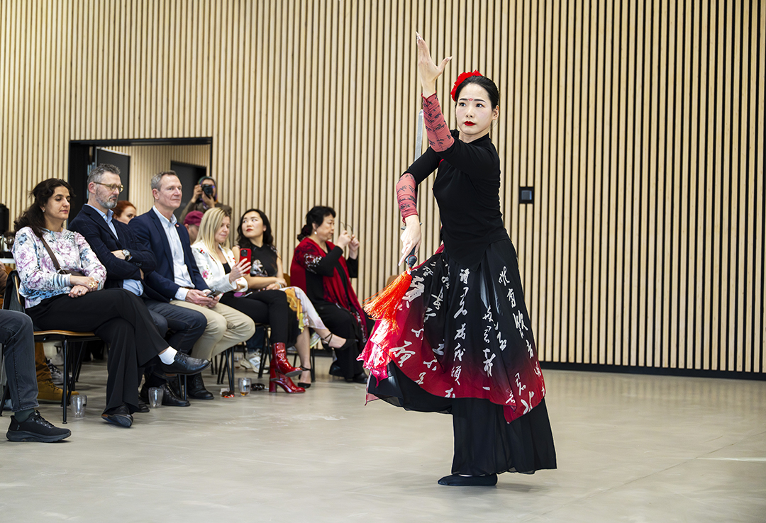 Foto af en kvinde, der danser