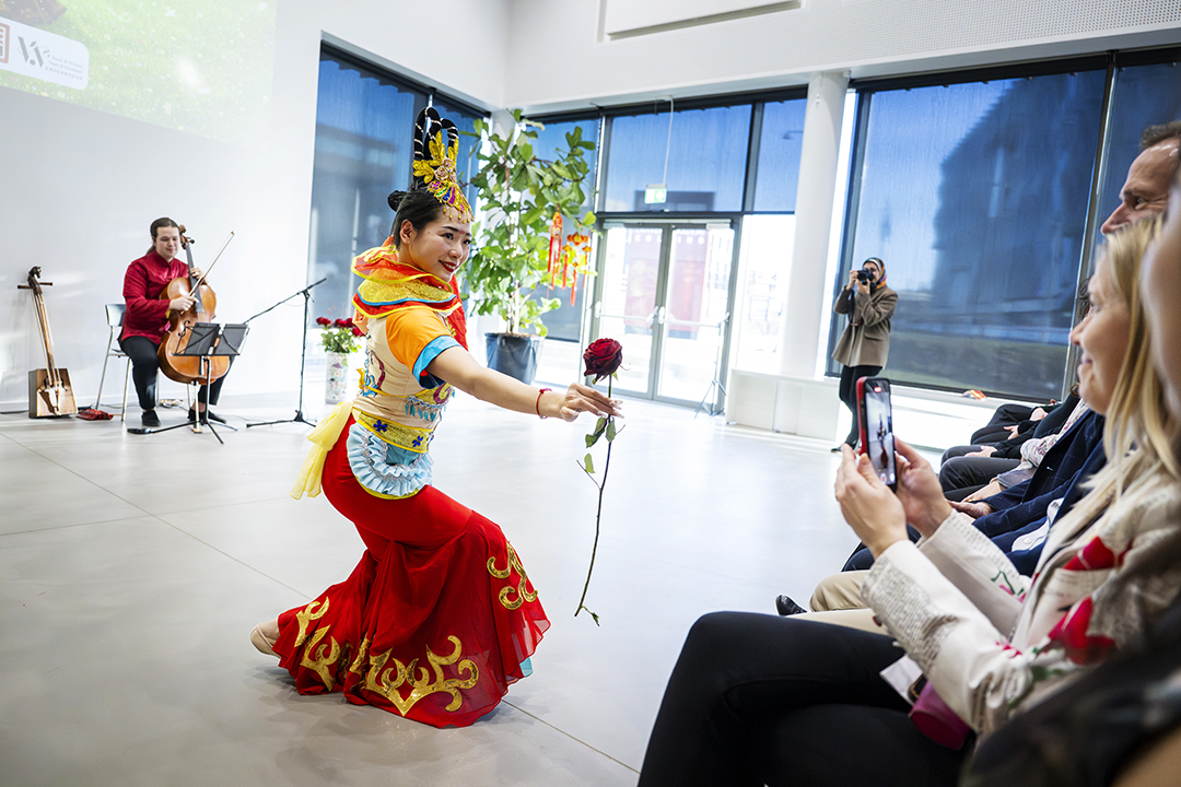 Foto af en kvinde, der danser