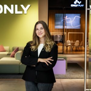 Julie Skovgård der står foran Only skilt.