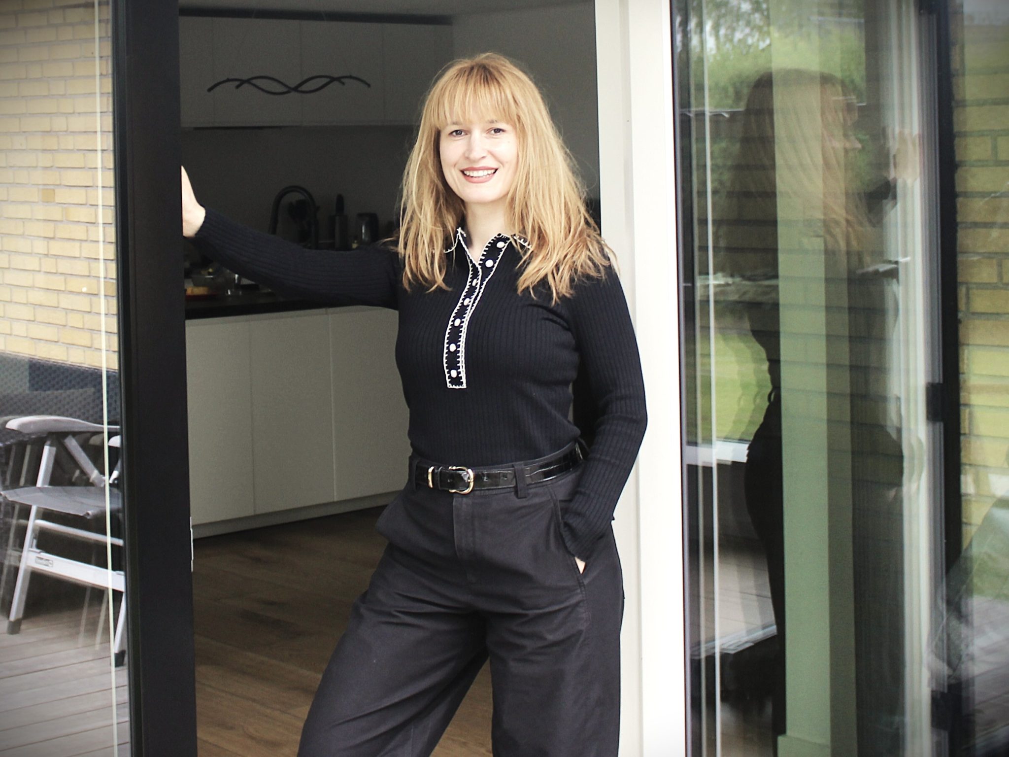Foto af Larisa på sin terasse
