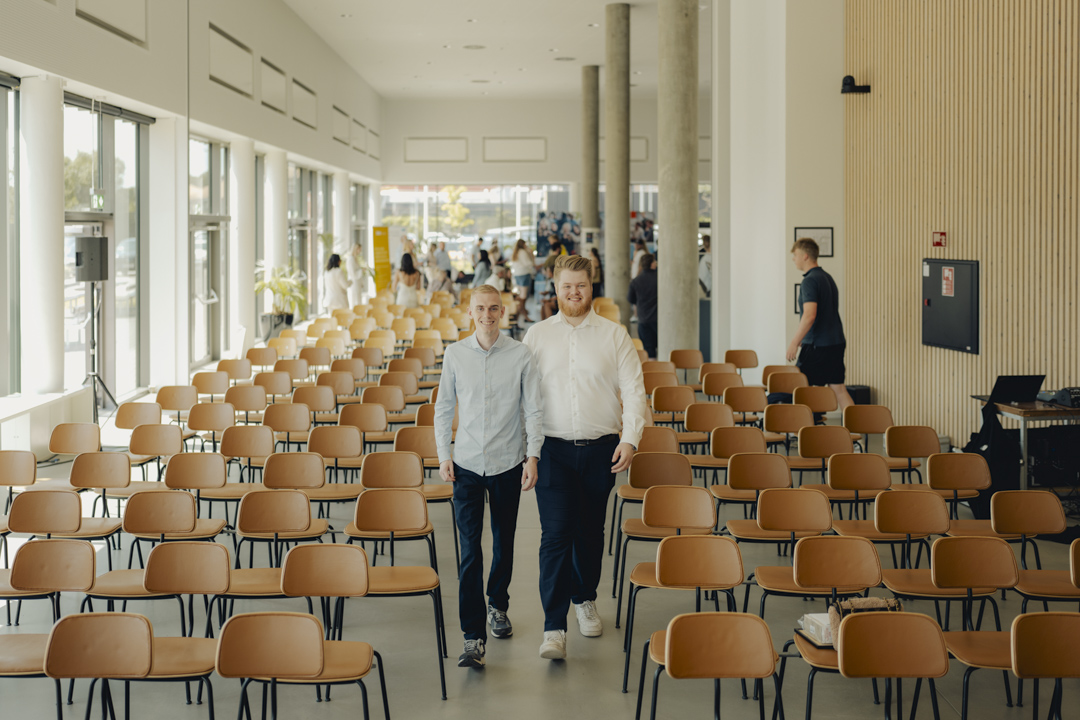 Casper Hyttel (til venstre) og Laust Larsen vinder årets iværksætterpris på IBA. De har mødt hinanden på uddannelsen Entreprenørskab og design. 