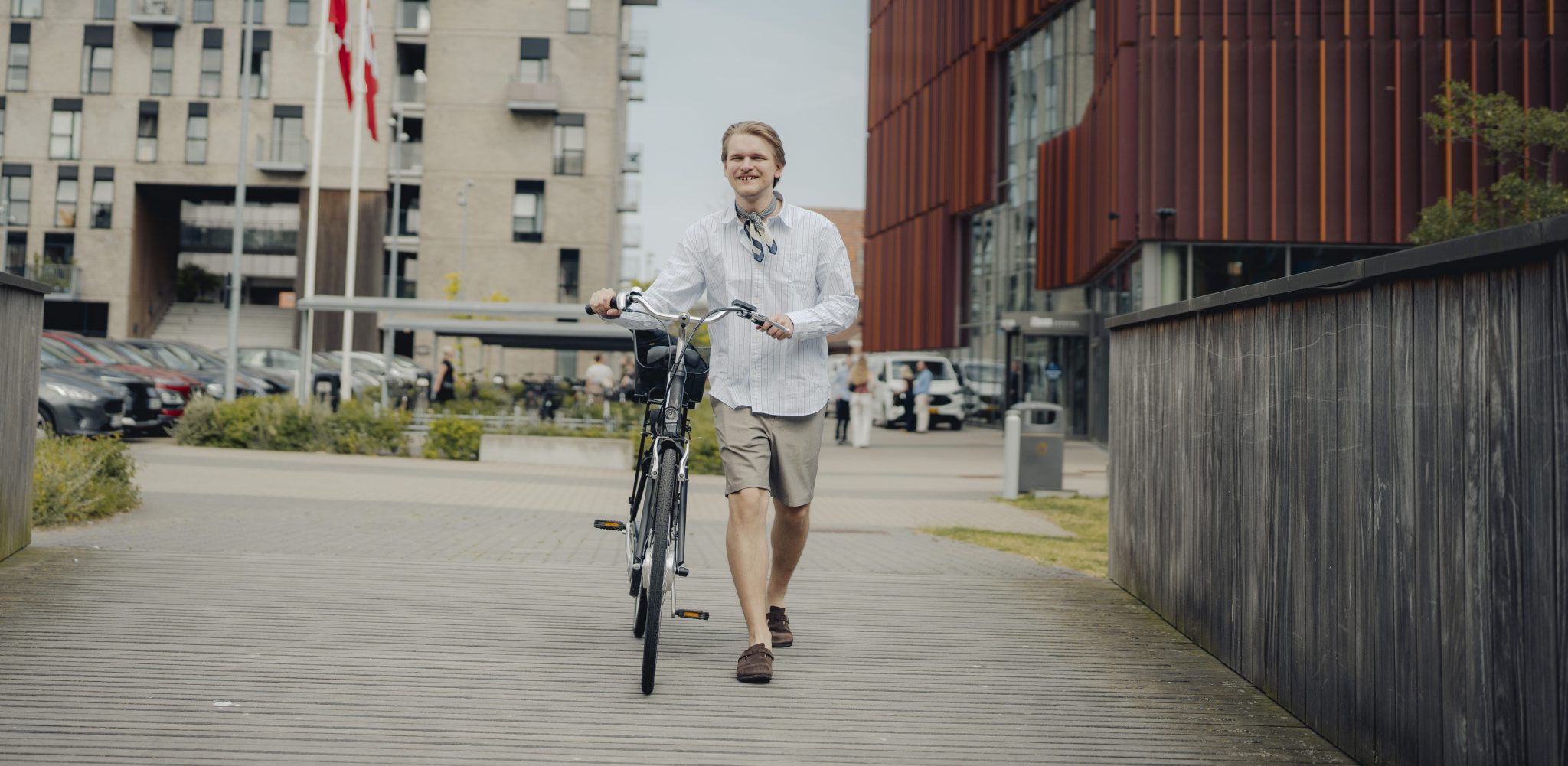 Jeppe bliver Koldings nye ejendomsmægler – på elcykel